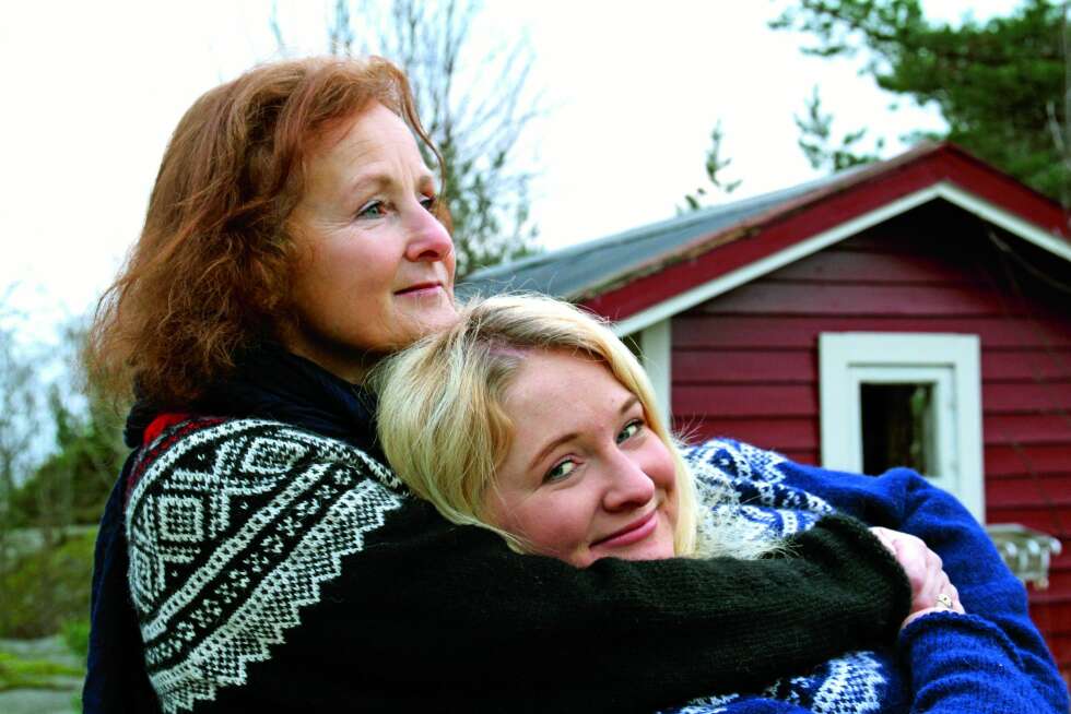 I MAMMAS favn: Martine (20) svevde mellom liv og død etter skateboard-ulykken. Mamma Mona Bjune (48) kan ikke alltid holde henne fast i sine trygge armer, men du så deilig det er ... I MAMMAS favn: Martine (20) svevde mellom liv og død etter skateboard-ulykken. Mamma Mona Bjune (48) kan ikke alltid holde henne fast i sine trygge armer, men du så deilig det er ...