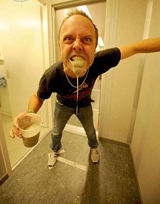 BACKSTAGE: - En av fordelene med å være anerkjent i gamet, er at man alltid får komme backstage da kan man få bilder slik som dette av Metallicas Lars Ulrich, sier Ross Halfin. BACKSTAGE: - En av fordelene med å være anerkjent i gamet, er at man alltid får komme backstage da kan man få bilder slik som dette av Metallicas Lars Ulrich, sier Ross Halfin.