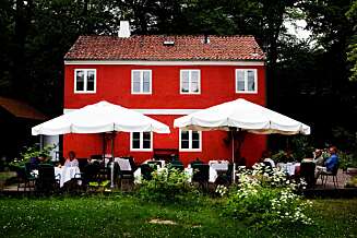 DEN RØDE COTTAGE: Rett nord for København ligger den lett gjenkjennelige Michelin-restauranten. DEN RØDE COTTAGE: Rett nord for København ligger den lett gjenkjennelige Michelin-restauranten.