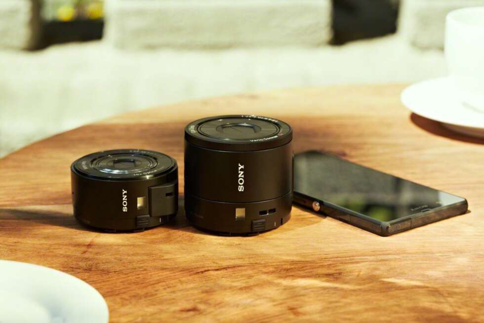 IKKE ALENE: QX1 har flere søsken i QX-serien. Her sammen med QX100 som er en kompaktkameravariant med fast objektiv. IKKE ALENE: QX1 har flere søsken i QX-serien. Her sammen med QX100 som er en kompaktkameravariant med fast objektiv.