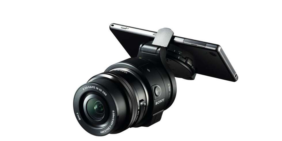 MOBILFOTO: Sony QX1 gjør mobilen om til et systemkamera og kan klipses på en hvilken som helst Android eller iPhone. MOBILFOTO: Sony QX1 gjør mobilen om til et systemkamera og kan klipses på en hvilken som helst Android eller iPhone.