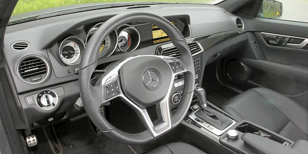 ELEGANT: Etter faceliften våren 2011, gir Mercedes C-klasse et mer gedigent kvalitetsinntrykk innvendig. ELEGANT: Etter faceliften våren 2011, gir Mercedes C-klasse et mer gedigent kvalitetsinntrykk innvendig.