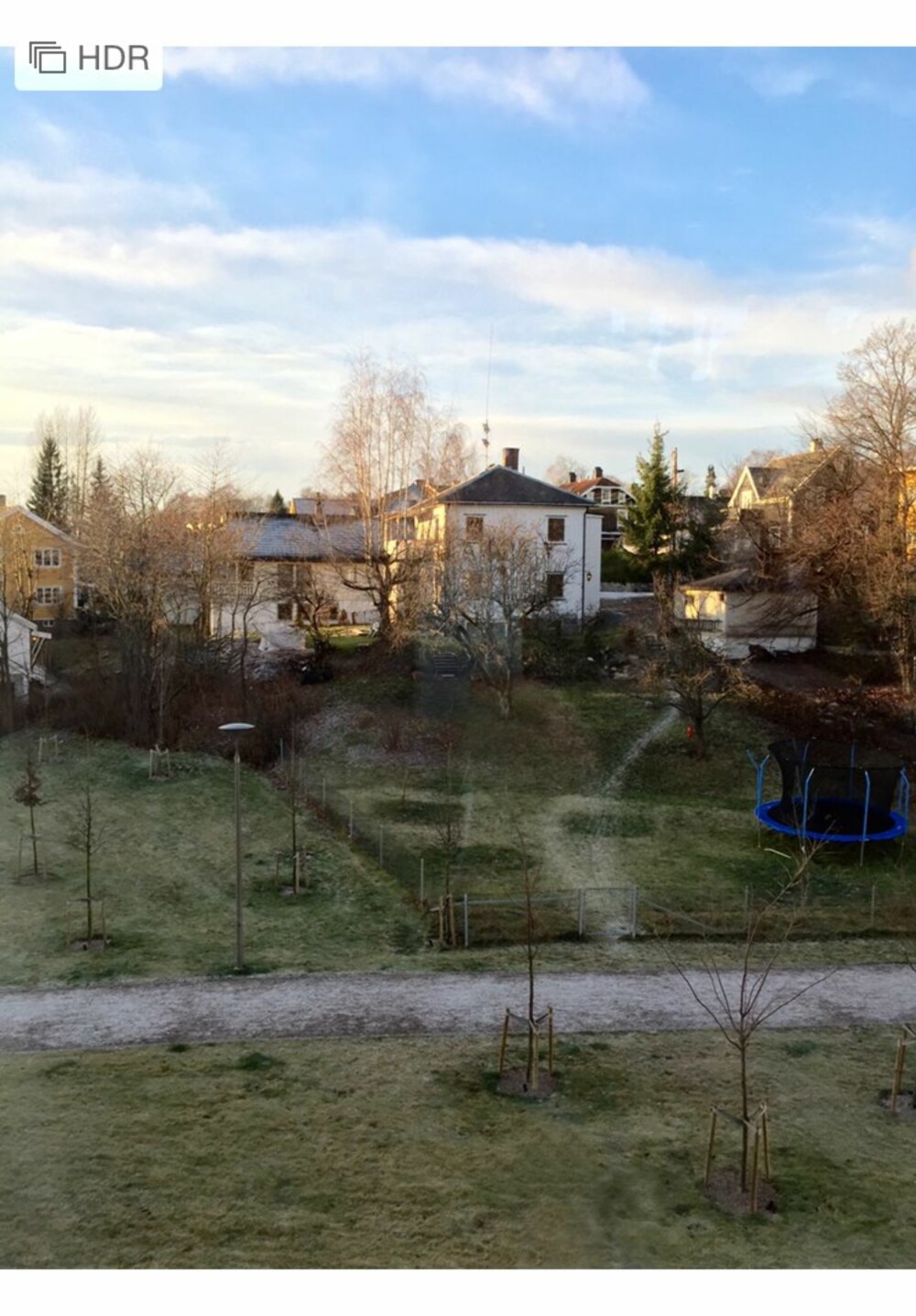 HDR: HDR-modus kan gi det bedre bilder når det er store forskjeller på lyse og mørke områder i bildet. HDR: HDR-modus kan gi det bedre bilder når det er store forskjeller på lyse og mørke områder i bildet.