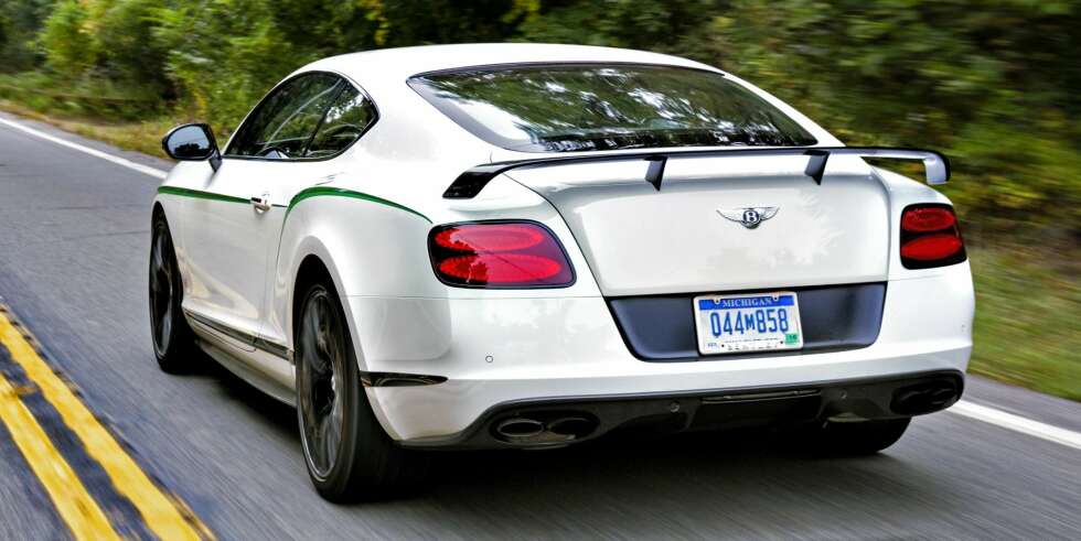KRAFTIG: 700 Nm ved bare 1700 o/min. Karbonfiber-vinge gir den 2195 kilo tunge bilen marktrykk. FOTO: Bentley KRAFTIG: 700 Nm ved bare 1700 o/min. Karbonfiber-vinge gir den 2195 kilo tunge bilen marktrykk. FOTO: Bentley
