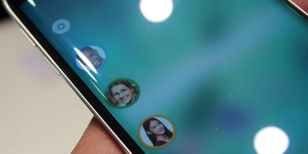 KURVER: Skjermen på Samsung Galaxy S6 Edge bøyer seg lekkert ned mot chassiset på hver side av skjermen. KURVER: Skjermen på Samsung Galaxy S6 Edge bøyer seg lekkert ned mot chassiset på hver side av skjermen.