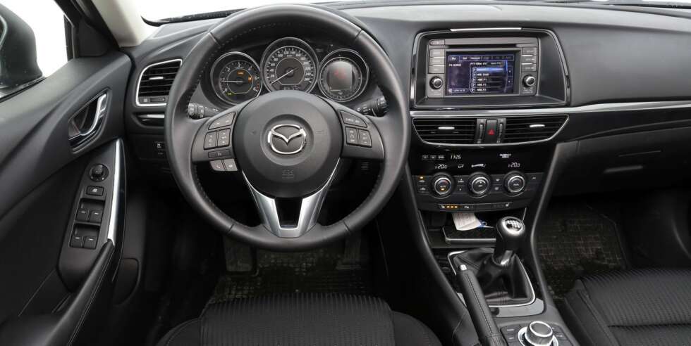 KULLGRUVE: Innvendig følger Mazda6 i det ryddige, men litt fargeløse sporet til Mazda CX-5. Men det fungerer bra, og betjeningen er enkel. FOTO: Terje Bjørnsen KULLGRUVE: Innvendig følger Mazda6 i det ryddige, men litt fargeløse sporet til Mazda CX-5. Men det fungerer bra, og betjeningen er enkel. FOTO: Terje Bjørnsen