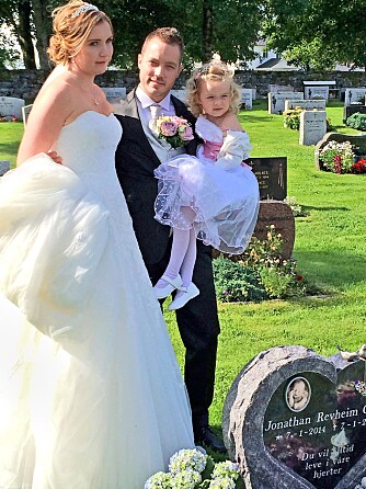 ENDELIG GIFT: Cecilie og Idar André gledet seg lenge til bryllupsdagen, og fikk en flott opplevelse med familie og venner. Men brudeparet hadde også en grav å besøke. ENDELIG GIFT: Cecilie og Idar André gledet seg lenge til bryllupsdagen, og fikk en flott opplevelse med familie og venner. Men brudeparet hadde også en grav å besøke.