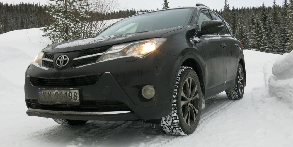 KOBLER TIL: Toyota RAV4 var ved utgangen av mars Norges mest solgte firehjulstrekker. Firehjulstrekket fungerer ved at fordelingen av kreftene foran/bak kan varieres fra 100:0 til 50:50. Forhjulstrekk er (100:0) automatisk innkoblet under normal kjøring for å redusere drivstofforbruket. FOTO: Martin Jansen KOBLER TIL: Toyota RAV4 var ved utgangen av mars Norges mest solgte firehjulstrekker. Firehjulstrekket fungerer ved at fordelingen av kreftene foran/bak kan varieres fra 100:0 til 50:50. Forhjulstrekk er (100:0) automatisk innkoblet under normal kjøring for å redusere drivstofforbruket. FOTO: Martin Jansen