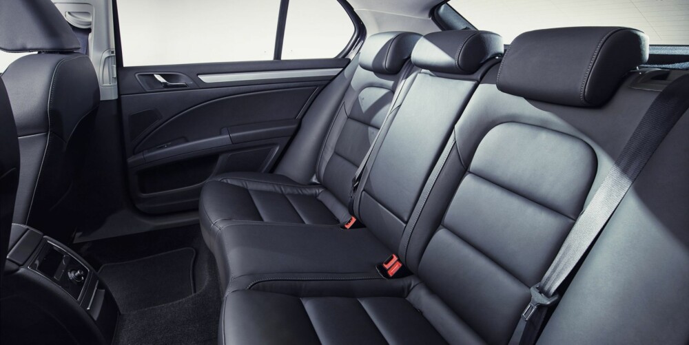 SUPERB: Skoda Superb er oppnåelig luksus. og ligger over normen for familiebiler, takket være nivået bakseteplassen og kjørekomforten. FOTO: Alex Howe SUPERB: Skoda Superb er oppnåelig luksus. og ligger over normen for familiebiler, takket være nivået bakseteplassen og kjørekomforten. FOTO: Alex Howe