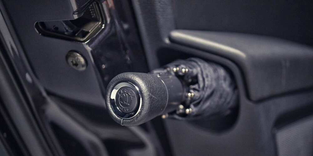 LUKSUSUTSTYR: Skoda Superb har kopiert Rolls-Royce Phantom. Den har paraply integrert i døren, akkurat som Rolls-en. FOTO: Alex Howe LUKSUSUTSTYR: Skoda Superb har kopiert Rolls-Royce Phantom. Den har paraply integrert i døren, akkurat som Rolls-en. FOTO: Alex Howe