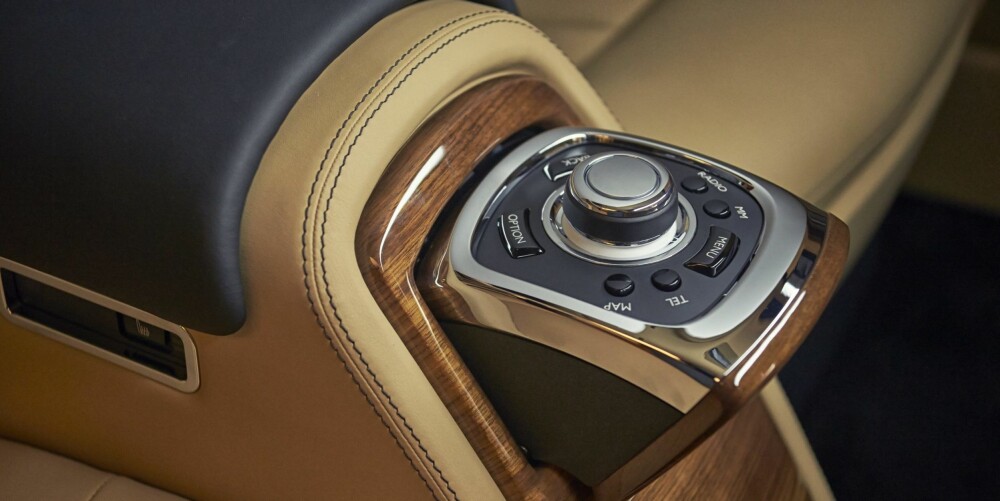 TREVERK: For noen er det helt normalt å ha en bil med bearbeidet treverk som valnøtt i bilen, som i Rolls-Royce Phantom. FOTO: Alex Howe TREVERK: For noen er det helt normalt å ha en bil med bearbeidet treverk som valnøtt i bilen, som i Rolls-Royce Phantom. FOTO: Alex Howe