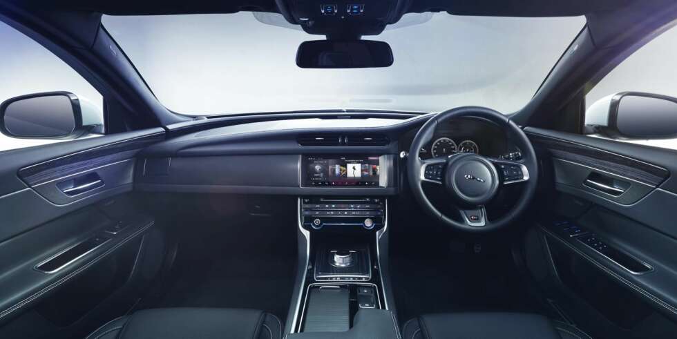 SOM I S-KLASSE: De analoge instrumentene i instrumentklusteret er byttet ut med en 12,3 tommers skjerm, akkurat som i Mercedes S-klasse og Audi TT. SOM I S-KLASSE: De analoge instrumentene i instrumentklusteret er byttet ut med en 12,3 tommers skjerm, akkurat som i Mercedes S-klasse og Audi TT.