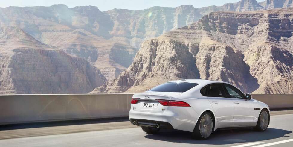 LAVT FORBRUK: Med de nye Ingenium-motorene på plass, lover jaguar at XF skal ha lavest forbruk i sin klasse. Motorverjonen med 163 hestekrefter og 380 Newtonmeter skal klare seg med 0,4 l/mil. LAVT FORBRUK: Med de nye Ingenium-motorene på plass, lover jaguar at XF skal ha lavest forbruk i sin klasse. Motorverjonen med 163 hestekrefter og 380 Newtonmeter skal klare seg med 0,4 l/mil.