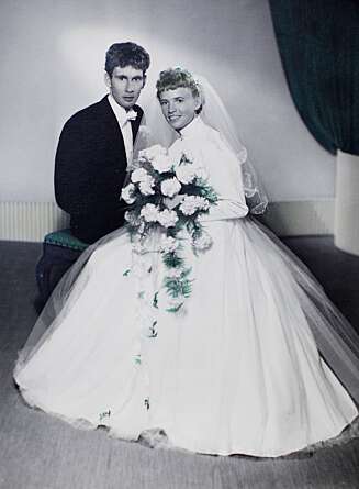 EN KJÆRLIGHETSHISTORIE: 8. juni 1957 gir Bjørg og Ragnar hverandre sitt forelskede «ja» foran alteret. EN KJÆRLIGHETSHISTORIE: 8. juni 1957 gir Bjørg og Ragnar hverandre sitt forelskede «ja» foran alteret.