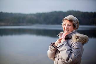 I VÅRSOL: – Jeg går alene i naturen nå, men stemmen til Ragnar er alltid med
meg, sier Bjørg. I VÅRSOL: – Jeg går alene i naturen nå, men stemmen til Ragnar er alltid med
meg, sier Bjørg.