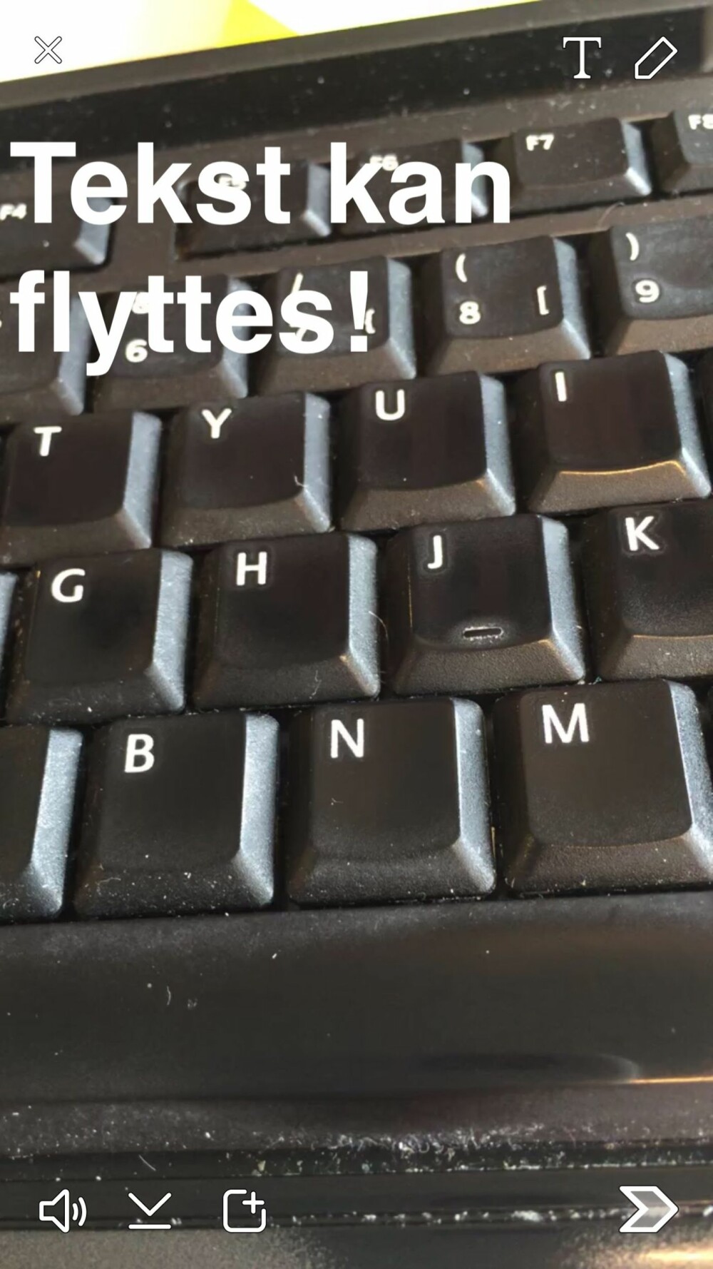 FLYTT TEKST: Du kan flytte teksten i Snapchat-meldingen din slik at den ikke dekker over det du vil vise i videomeldingen din. FLYTT TEKST: Du kan flytte teksten i Snapchat-meldingen din slik at den ikke dekker over det du vil vise i videomeldingen din.