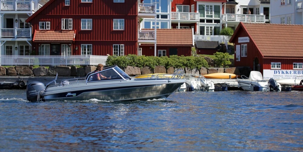 PÅ TUR: Hyggelige dagsturer i skjærgården er ja-mat. Beskyttede sitteplasser bak vindskjermen og fin utkikksplattform i baugen, sørger for det. FOTO: Terje Bjørnsen PÅ TUR: Hyggelige dagsturer i skjærgården er ja-mat. Beskyttede sitteplasser bak vindskjermen og fin utkikksplattform i baugen, sørger for det. FOTO: Terje Bjørnsen