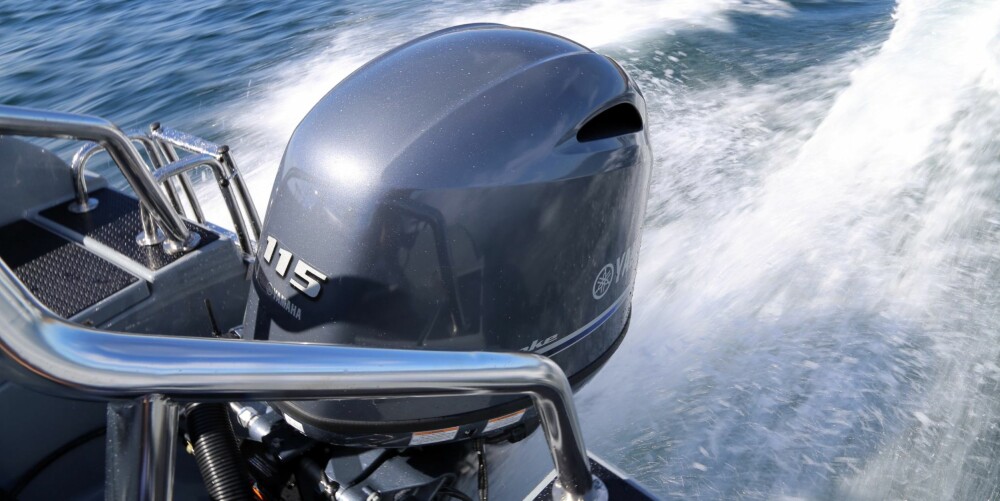 RIKTIG MOTOR: Den nye Yamaha F115 passer fint til båten. Med hk-avgift en saga blott, er det ingen grunn til å velge noe mindre. FOTO: Terje Bjørnsen RIKTIG MOTOR: Den nye Yamaha F115 passer fint til båten. Med hk-avgift en saga blott, er det ingen grunn til å velge noe mindre. FOTO: Terje Bjørnsen