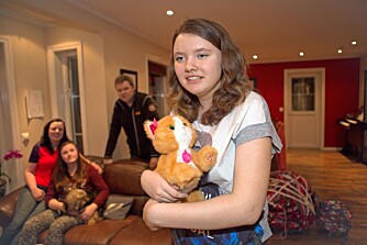 FØRERHUND: Ida Sofie skal få førerhund når hun blir 16. Nå må hun nøye seg med kosedyr. FØRERHUND: Ida Sofie skal få førerhund når hun blir 16. Nå må hun nøye seg med kosedyr.