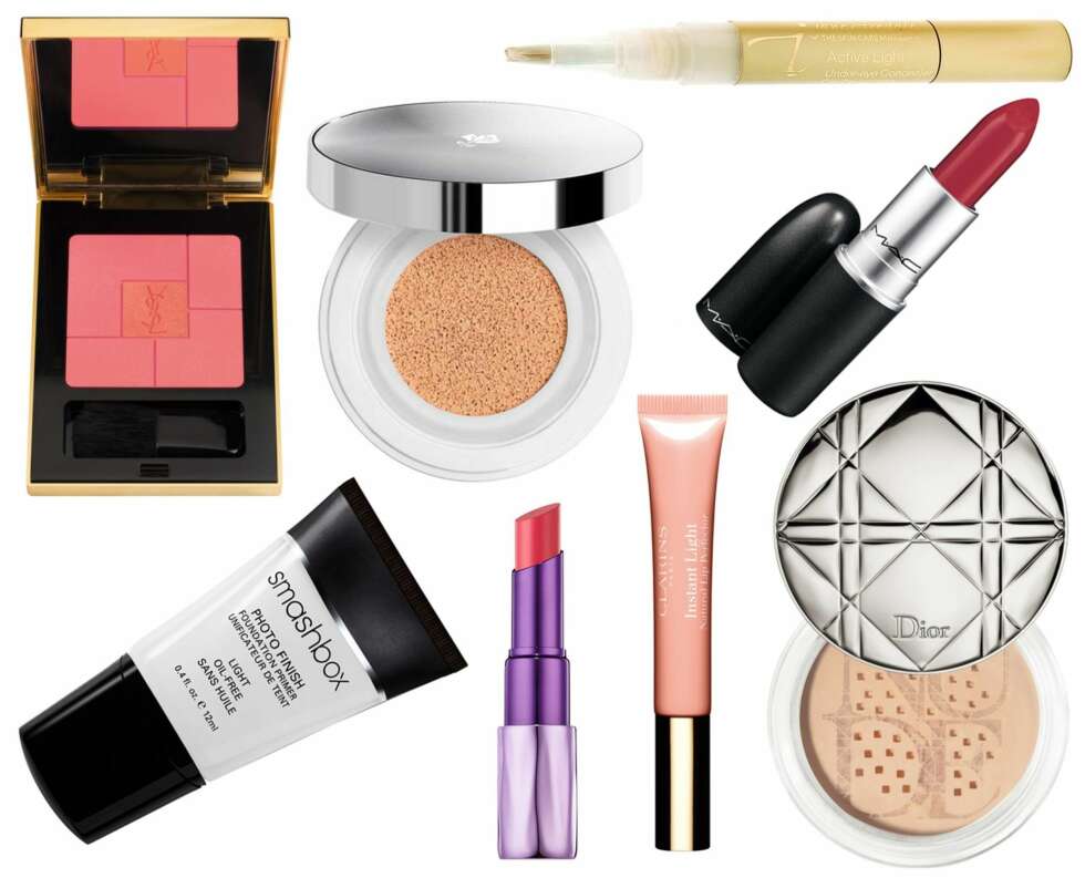 LEPPER OG HUD: Øverst fra venstre: Blush Volupté i fargen Passionate fra YSL, kr 360. Miracle Cushion fra Lancôme, kr 375. Active Light Under Eye Concealer fra Jane Iredale, kr 295. Leppestift fra MAC, kr 175. Photo Finish Foundation Primer fra Smashbox, 260 kr. Leppestift i fargen Sheer Streak (sheer coral-pink) fra Urban Decay, kr 185. Instant Light Natural Lip Perfector nr 4 Petal shimmer fra Clarins, kr 180. Diorskin Nude Air Loose Powder (transparent pudder) fra Dior, kr 490. LEPPER OG HUD: Øverst fra venstre: Blush Volupté i fargen Passionate fra YSL, kr 360. Miracle Cushion fra Lancôme, kr 375. Active Light Under Eye Concealer fra Jane Iredale, kr 295. Leppestift fra MAC, kr 175. Photo Finish Foundation Primer fra Smashbox, 260 kr. Leppestift i fargen Sheer Streak (sheer coral-pink) fra Urban Decay, kr 185. Instant Light Natural Lip Perfector nr 4 Petal shimmer fra Clarins, kr 180. Diorskin Nude Air Loose Powder (transparent pudder) fra Dior, kr 490.