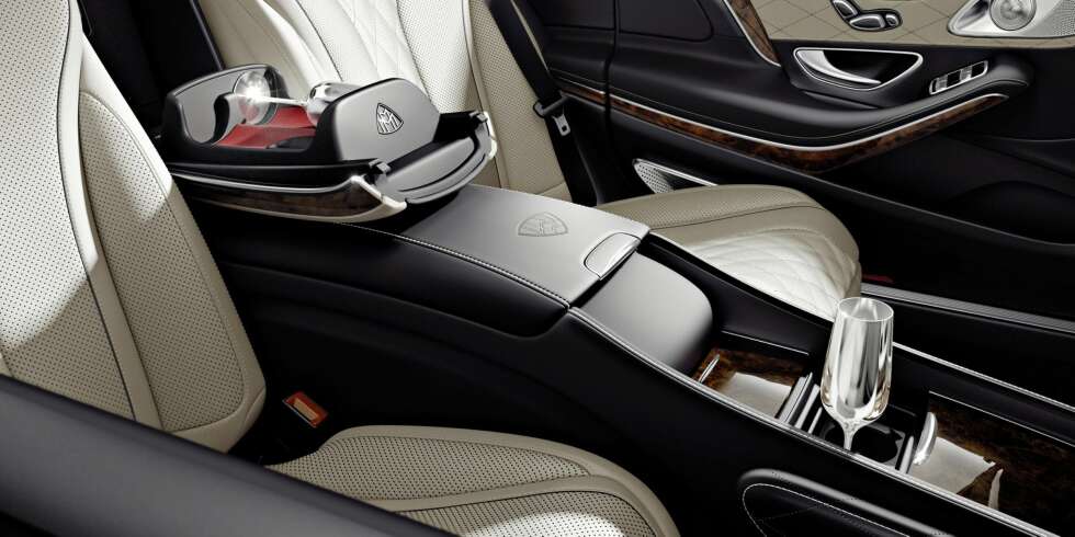 MAYBACH: Høye, forsølvede champagneglass fra den tyske sølvsmeden Robbe & Berking bor i sitt eget rom i armlenet. Koppholderne gløder i blått når de kjøler ned flasken med Dom Perignon, og rødt når de holder den spesialbryggede kaffen din varm. FOTO: Produsent MAYBACH: Høye, forsølvede champagneglass fra den tyske sølvsmeden Robbe & Berking bor i sitt eget rom i armlenet. Koppholderne gløder i blått når de kjøler ned flasken med Dom Perignon, og rødt når de holder den spesialbryggede kaffen din varm. FOTO: Produsent