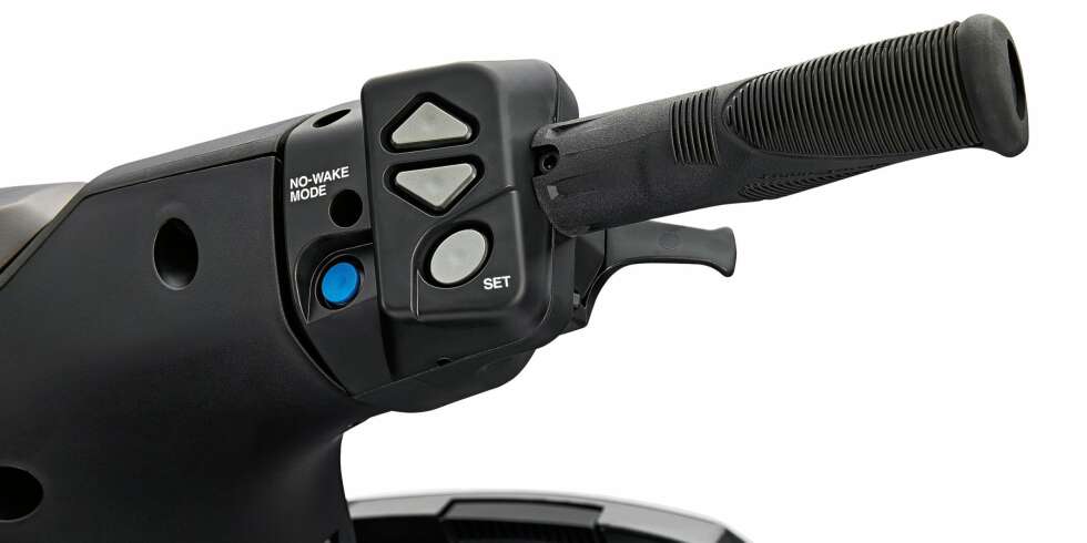 FARTSHOLDER: Trykker du på den blå knappen går scooteren i såkalt No Wake Mode. Den holder da fem knop
og lager minimalt med bølger. Pilknappene og den runde knappen under er for justering av fartsholderen,
som fungerer i alle hastigheter. FOTO: Produsent FARTSHOLDER: Trykker du på den blå knappen går scooteren i såkalt No Wake Mode. Den holder da fem knop
og lager minimalt med bølger. Pilknappene og den runde knappen under er for justering av fartsholderen,
som fungerer i alle hastigheter. FOTO: Produsent