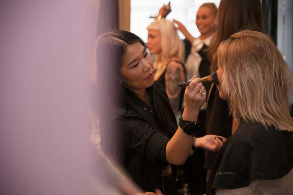 Marie Nord får sminke lagt av en makeupartist fra Youngblood Marie Nord får sminke lagt av en makeupartist fra Youngblood