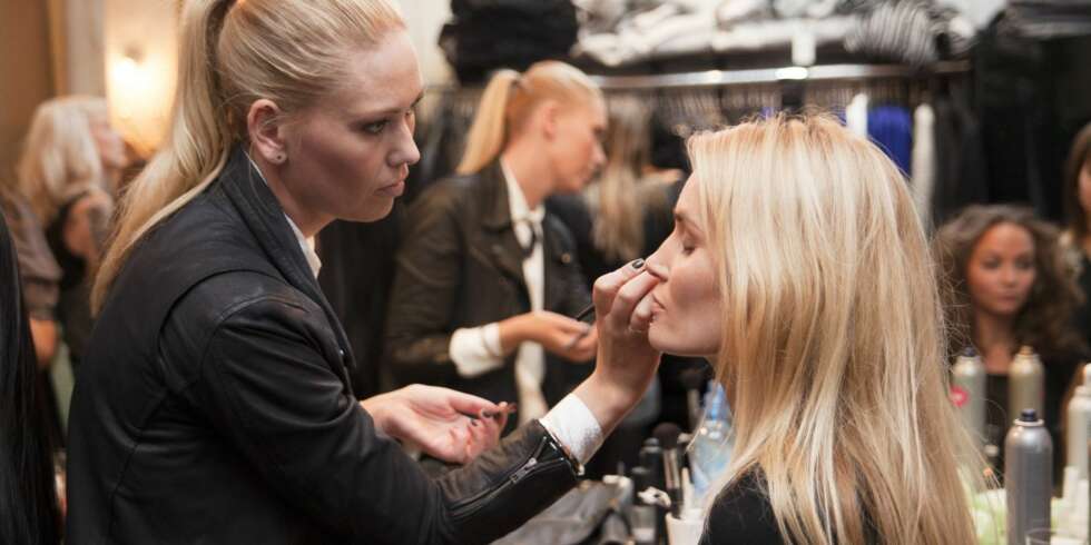 Marthe Kveli Valeberg sminker Camilla Pihl før finalen i Det Nye-jenta Marthe Kveli Valeberg sminker Camilla Pihl før finalen i Det Nye-jenta