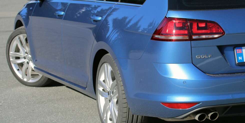 STÅ OVER: Så sant du ikke bruker din VW Golf stasjonsvogn mest til å kjøre fort på svingete veier, kan du godt stå over sportsunderstell og 18-tommers hjul til 2 000 og 9 800 kroner. Selv om det ser bra ut. STÅ OVER: Så sant du ikke bruker din VW Golf stasjonsvogn mest til å kjøre fort på svingete veier, kan du godt stå over sportsunderstell og 18-tommers hjul til 2 000 og 9 800 kroner. Selv om det ser bra ut.