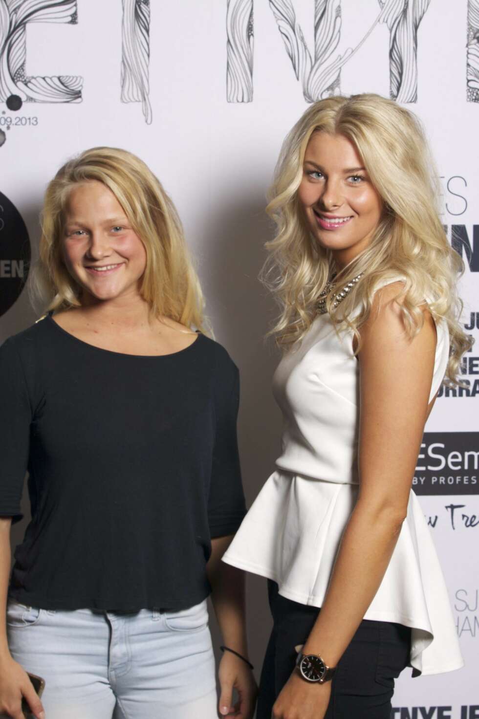 Nydelige, blonde jenter foran coverveggen. Nydelige, blonde jenter foran coverveggen.