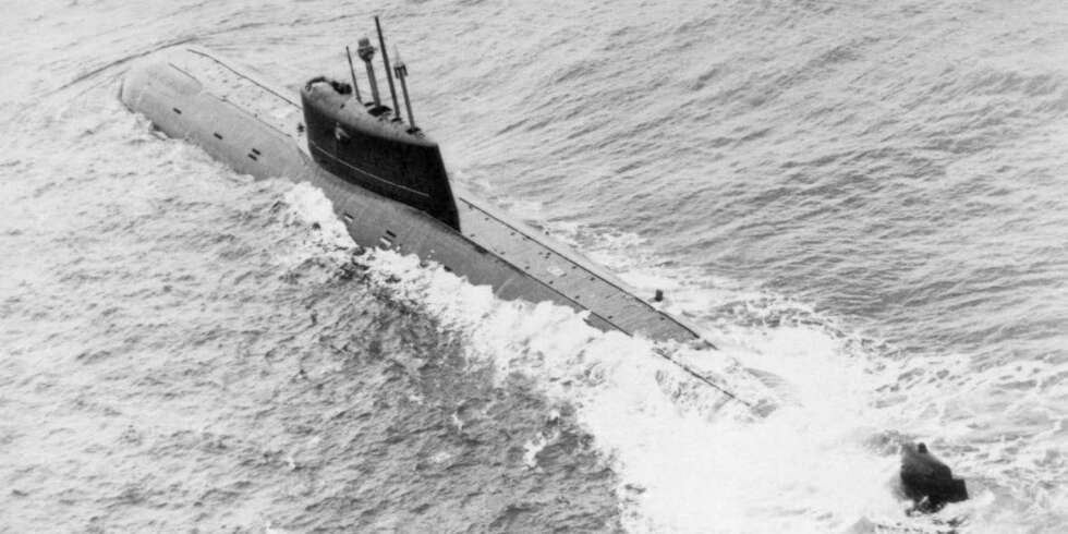 Den atomdrevne angrepsubåten Komsomolets var Nordflåtens stolthet. Men den led av konstruksjonsfeil. Den tok fyr og sank på sitt første operative tokt i 1989. 42 besetningsmedlemmer omkom. Den atomdrevne angrepsubåten Komsomolets var Nordflåtens stolthet. Men den led av konstruksjonsfeil. Den tok fyr og sank på sitt første operative tokt i 1989. 42 besetningsmedlemmer omkom.
