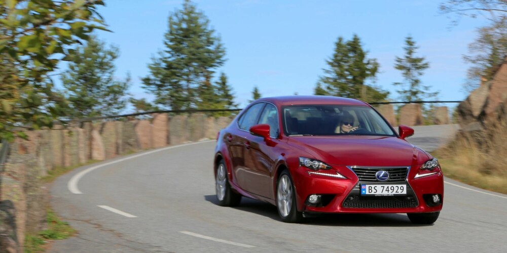 KJØRER GJERNE: Lexus IS 300h har utmerket langturskomfort og inngir tillit ved inspirert kjøring. KJØRER GJERNE: Lexus IS 300h har utmerket langturskomfort og inngir tillit ved inspirert kjøring.