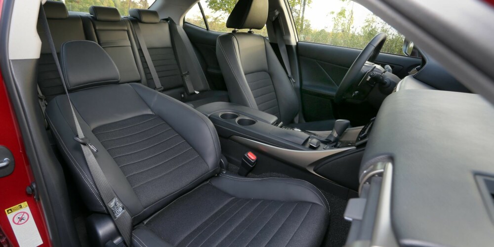 FOR FIRE: Det er blitt mer passasjerplass i Lexus IS 300h. Fire normalvoksne har det bra på tur, men takhøyden bak kan bli knapp. FOR FIRE: Det er blitt mer passasjerplass i Lexus IS 300h. Fire normalvoksne har det bra på tur, men takhøyden bak kan bli knapp.