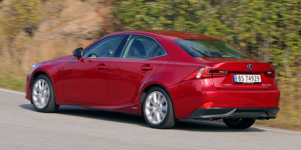 LINJER: Lexus IS 300h har en snerten hekk, og vi liker måten linjene bindes sammen på. LINJER: Lexus IS 300h har en snerten hekk, og vi liker måten linjene bindes sammen på.