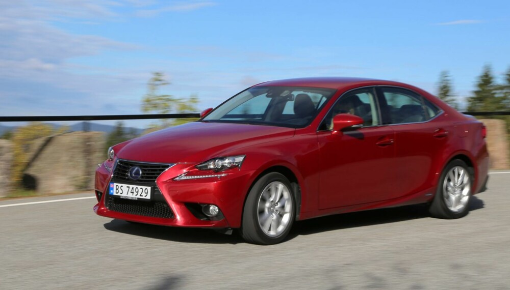 STILFULL: Den nye Lexus IS 300h har utseendet med seg og vekker oppsikt der den ruller frem. Den skal gi BMW 3-serie litt å tenke på. STILFULL: Den nye Lexus IS 300h har utseendet med seg og vekker oppsikt der den ruller frem. Den skal gi BMW 3-serie litt å tenke på.