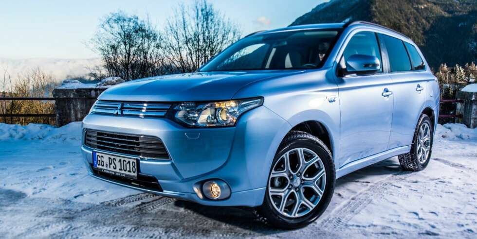 SUV-HYBRID: Mitsubishi Outlandet Plug-in Hybrid EV skulle etter planen vært lansert i Norge denne høsten, men problemer med batteriene forpurret planene. Men bilen er ventet i begynnelsen av 2014 med en prislapp under 500 000 kroner. FOTO: Mitsubishi SUV-HYBRID: Mitsubishi Outlandet Plug-in Hybrid EV skulle etter planen vært lansert i Norge denne høsten, men problemer med batteriene forpurret planene. Men bilen er ventet i begynnelsen av 2014 med en prislapp under 500 000 kroner. FOTO: Mitsubishi