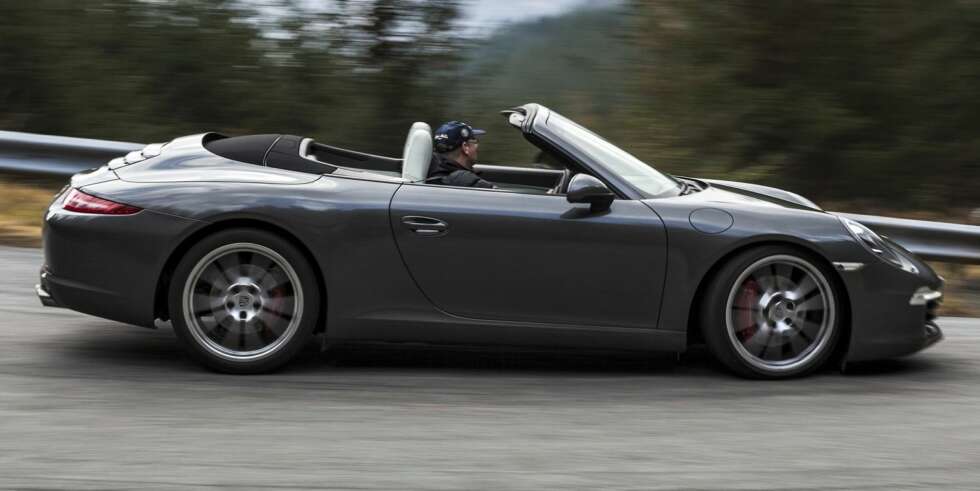 911: Motoren er bak, bagasjerommet foran, mann med dum hatt i midten. FOTO: Joe Windsor-Williams 911: Motoren er bak, bagasjerommet foran, mann med dum hatt i midten. FOTO: Joe Windsor-Williams
