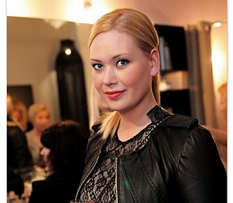RARE VOTTER: Butikkeier, stylist og makeupartist - men ikke fan av store og rare votter. Marthe mener man kan gå for et par mindre votter i vinter enn de gigantiske typene vi så på catwalken. RARE VOTTER: Butikkeier, stylist og makeupartist - men ikke fan av store og rare votter. Marthe mener man kan gå for et par mindre votter i vinter enn de gigantiske typene vi så på catwalken.