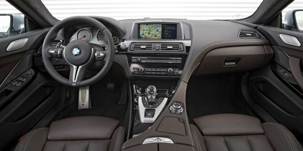 COCKPIT: Det er lite å sette fingeren på i nye BMW M6 Gran Coupé. Ergonomi og kvalitetsfølelse er helt i toppsjiktet og trivselsfaktoren høy. COCKPIT: Det er lite å sette fingeren på i nye BMW M6 Gran Coupé. Ergonomi og kvalitetsfølelse er helt i toppsjiktet og trivselsfaktoren høy.