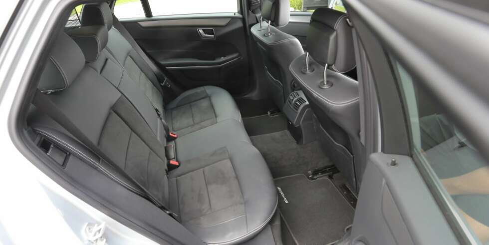 NOK TIL ALLE: Bakseteplassen i Mercedes-Benz E-klasse er bra i alle retninger, med et lite ekstra pluss for benplassen. NOK TIL ALLE: Bakseteplassen i Mercedes-Benz E-klasse er bra i alle retninger, med et lite ekstra pluss for benplassen.