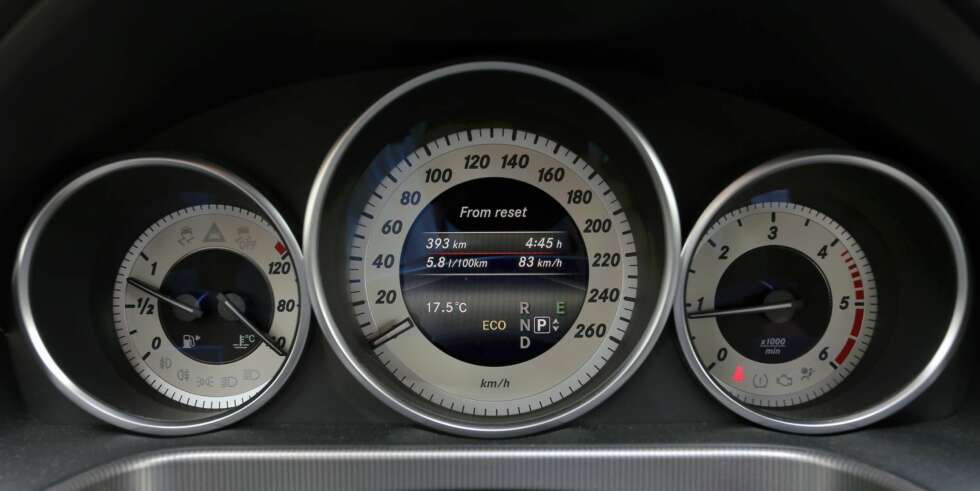 RYDDIG: Instrumentdesignet har Mercedes god orden på, vi skulle ønske at betjeningen for øvrig sto i stil. RYDDIG: Instrumentdesignet har Mercedes god orden på, vi skulle ønske at betjeningen for øvrig sto i stil.
