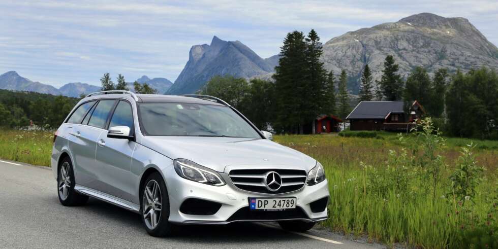 STJERNEKLART: Den digre stjernen i grillen hører med i AMG-pakken og levner sammen med særegen lysdesign liten tvil hva som dukker opp i bakspeilet. STJERNEKLART: Den digre stjernen i grillen hører med i AMG-pakken og levner sammen med særegen lysdesign liten tvil hva som dukker opp i bakspeilet.