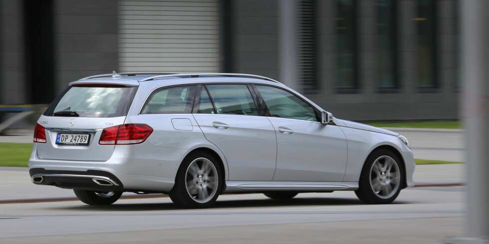 SPORTSLIG: Med AMG-pakke får du en sportsligere utgave av Mercedes-Benz E-klasse. Mer kjøreglede, uten at de praktiske egenskapene lider av den grunn. SPORTSLIG: Med AMG-pakke får du en sportsligere utgave av Mercedes-Benz E-klasse. Mer kjøreglede, uten at de praktiske egenskapene lider av den grunn.