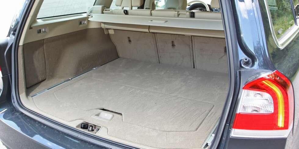 VOLUM: Bagasjevolumet i Volvo-en er på 555/1580 liter. I BMW-en er volumet på 560/1670 liter. FOTO: Petter Handeland VOLUM: Bagasjevolumet i Volvo-en er på 555/1580 liter. I BMW-en er volumet på 560/1670 liter. FOTO: Petter Handeland
