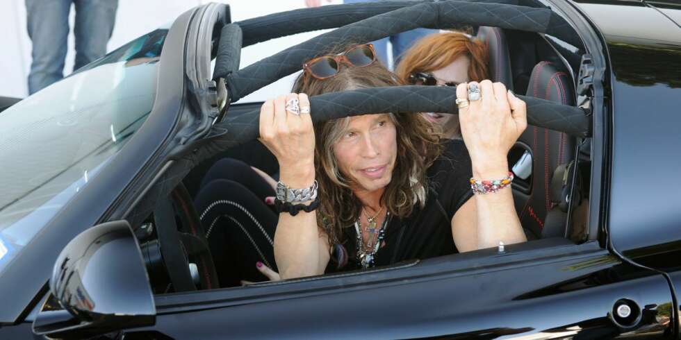WALK THIS WAY: Steven Tyler, frontfiguren i Aerosmith, er den stolte eier av en Venom GT, som er temmelig lik bilen som skal forsøke å klå Bugatti Veyron 16.4 Super Sport. FOTO: Drew Philips WALK THIS WAY: Steven Tyler, frontfiguren i Aerosmith, er den stolte eier av en Venom GT, som er temmelig lik bilen som skal forsøke å klå Bugatti Veyron 16.4 Super Sport. FOTO: Drew Philips