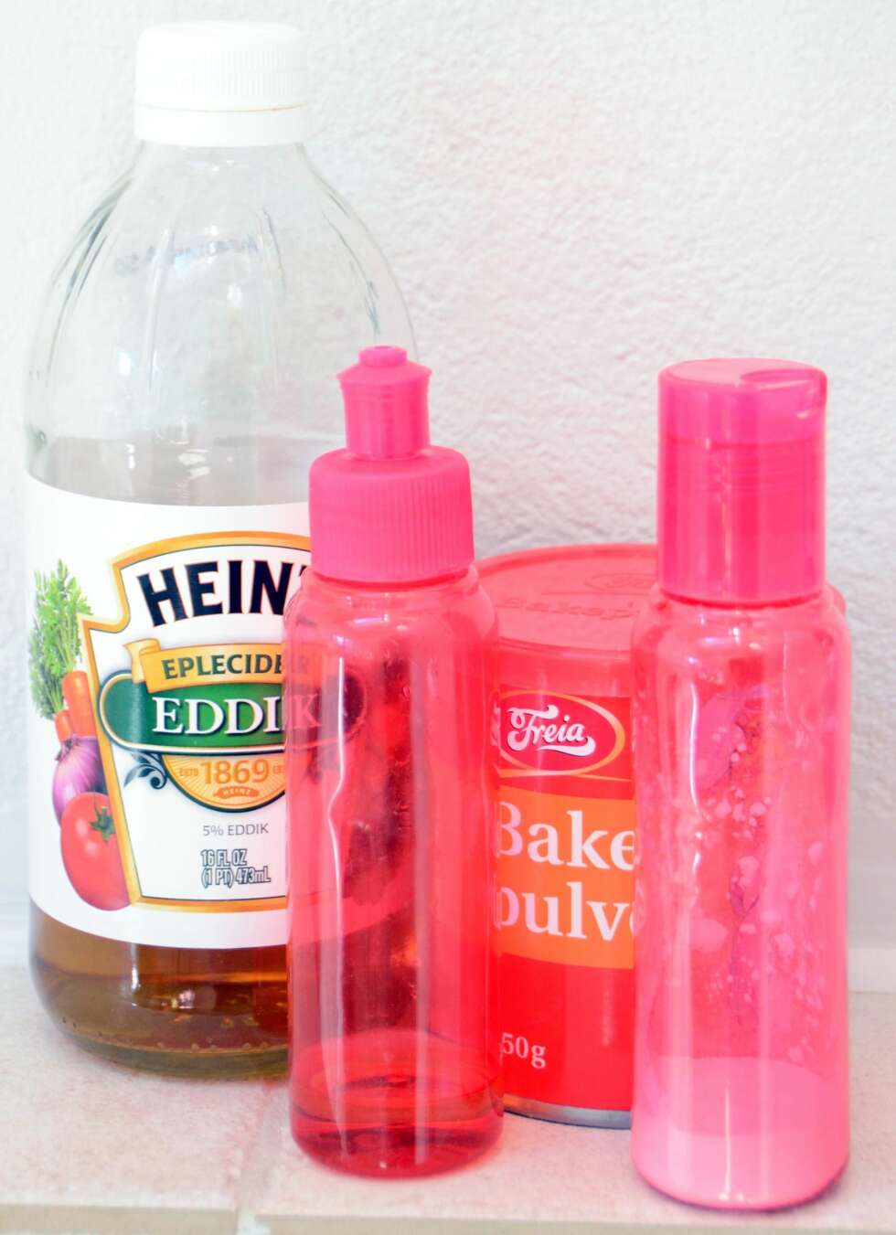 INGREDIENSER: Eplecidereddik og bakepulver/natron-metoden består, som navnet tilsier, av eplecidereddik og bakepulver (eller natron). INGREDIENSER: Eplecidereddik og bakepulver/natron-metoden består, som navnet tilsier, av eplecidereddik og bakepulver (eller natron).