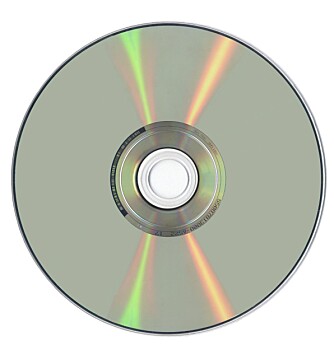 BACKUP: Det kan være praktisk å bruke CD-er og DVD-er til å lagre sikkerhetskopier på, men vær oppmerksom på at heller ikke disse varer evig. BACKUP: Det kan være praktisk å bruke CD-er og DVD-er til å lagre sikkerhetskopier på, men vær oppmerksom på at heller ikke disse varer evig.