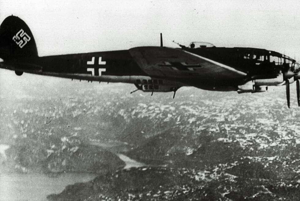 På vei mot Norge med fiendtlige hensikter: Flyet er fotografert av en vanlig soldat gjennom vinduet i et annet fly. På vei mot Norge med fiendtlige hensikter: Flyet er fotografert av en vanlig soldat gjennom vinduet i et annet fly.