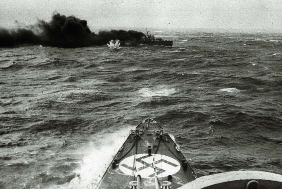 Den britiske krysseren «Glowworm» drev minelegging langs norskekysten 8. april 1940, da den ble oppdaget av den tunge krysseren «Admiral Hipper». I sammenstøtet som fulgte, ble britene senket. Bildet stammer fra en soldat som var om bord på Hipper. Den britiske krysseren «Glowworm» drev minelegging langs norskekysten 8. april 1940, da den ble oppdaget av den tunge krysseren «Admiral Hipper». I sammenstøtet som fulgte, ble britene senket. Bildet stammer fra en soldat som var om bord på Hipper.