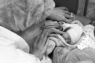 LYKKEN ER: En nydelig sønn på mammas bryst. Espen og Lenes smil forteller alt. Det var dette de hadde drømt om. Å bli en familie. LYKKEN ER: En nydelig sønn på mammas bryst. Espen og Lenes smil forteller alt. Det var dette de hadde drømt om. Å bli en familie.